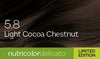 Biokap Nutricolor Delicato Kestoväri; lähikuva tummanruskeasta tukasta merkinnällä 5.8 Light Cocoa Chestnut; kuvassa teksti, vihreä nauha alaosassa näyttää ”nutricolor delicato” ja ”LIMITED EDITION” keltaisin kirjaimin; tukka täyttää suurimman osan kuvasta sileällä, suoralla ilmeellä; ei ihmisiä tai käsiä; valkoinen tausta osittain näkyvissä vihreän nauhan ja tekstielementtien takana.