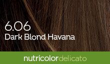 Biokap Nutricolor Delicato Kestoväri; lähikuva ruskeasta tukasta tekstillä 6.06 Dark Blond Havana valkoisena, ja nutricolor delicato vegan vihreänä alaosassa; hiusväri rikas, keskitummansävyinen vaalea sileällä tekstuurilla; teksti asetettu hiustaustan päälle, ”6.06 Dark Blond Havana” lihavoidulla groteskikirjasimella, ”nutricolor delicato vegan” pienempänä pienaakkosin alareunassa; ei pakkausta tai esineitä näkyvissä.