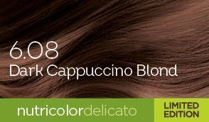 Biokap Nutricolor Delicato Kestoväri; lähikuva vaaleanruskeasta hiusnäytteestä; päällekkäinen teksti lukee ”6.08 Dark Cappuccino Blond”; alaosassa suorakulmainen vihreä nauha näyttää ilmaukset ”nutricolor delicato” ja ”LIMITED EDITION”; typografia siistiä ja nykyaikaista; ei näkyvää pakkausta tai brändilogoja; tausta tasainen, ei ihmisiä tai käsiä.