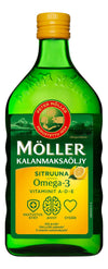 Möller Kalanmaksaöljy, sitruuna; vihreä pullo, jossa Omega-3:n sekä A-, D- ja E-vitamiinien kuvakkeet immuunipuolustuksen, aivotoiminnan ja sydänterveyden tueksi; muovinen pullo, suorakulmainen runko pyöristetyin olkapäin, keltainen kierrekorkki, kiiltävä pinta; valkoista groteskitekstiä tummanvihreällä pohjalla; tuote pystyssä vaalealla taustalla, hyvin valaistu studiokuva, ei ihmisiä.