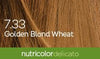 Biokap Nutricolor Delicato Kestoväri; lähikuva kultavaalean vehnänvärisestä tukasta tekstillä 7.33 Golden Blond Wheat hiusten päällä ja nutricolor delicato valkoisena ja vihreänä alaosassa, korostaen rikasta luonnollista kiiltoa; hiussäikeet sileitä ja kiiltäviä täyttäen suurimman osan kuvasta; teksti aseteltuna suoraan kuvan päälle selkeällä groteskikirjasimella; ei pakkausta tai ihmisiä; tausta tasainen, kuva tiukasti rajattu hiusnäytteen ympärille.