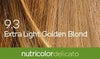 Biokap Nutricolor Delicato Kestoväri; lähikuva vaaleankultaisesta vaaleatukasta tekstillä 9.3 Extra Light Golden Blond päällekkäin; alaosassa vihreä palkki sanoin nutricolor delicato korostaen eloisaa, ravitsevaa väriä; kuva näyttää hiussäikeitä, suuri valkoinen groteskiteksti keskitettynä neutraalille taustalle; alareunassa yhtenäinen vihreä vaakapalkki pienaakkosin valkoisin kirjaimin; ei ihmisiä tai käsiä.