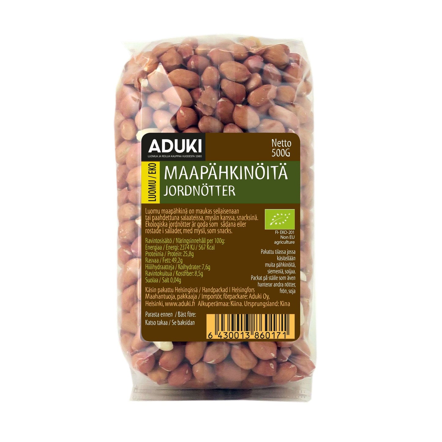 Aduki Luomu Maapähkinä, 500 g; kirkas muovipussi vihreä-keltaisin etiketein, suomen- ja ruotsinkielistä tuotetietoa; pinta kiiltävä, maapähkinöitä näkyvissä; etiketissä lohkogroteskitekstiä mustana ja valkoisena värillisillä pohjilla; neutraali tausta, ei ihmisiä tai käsiä; tuote keskitetty suoraan edestä kuvatussa otoksessa.