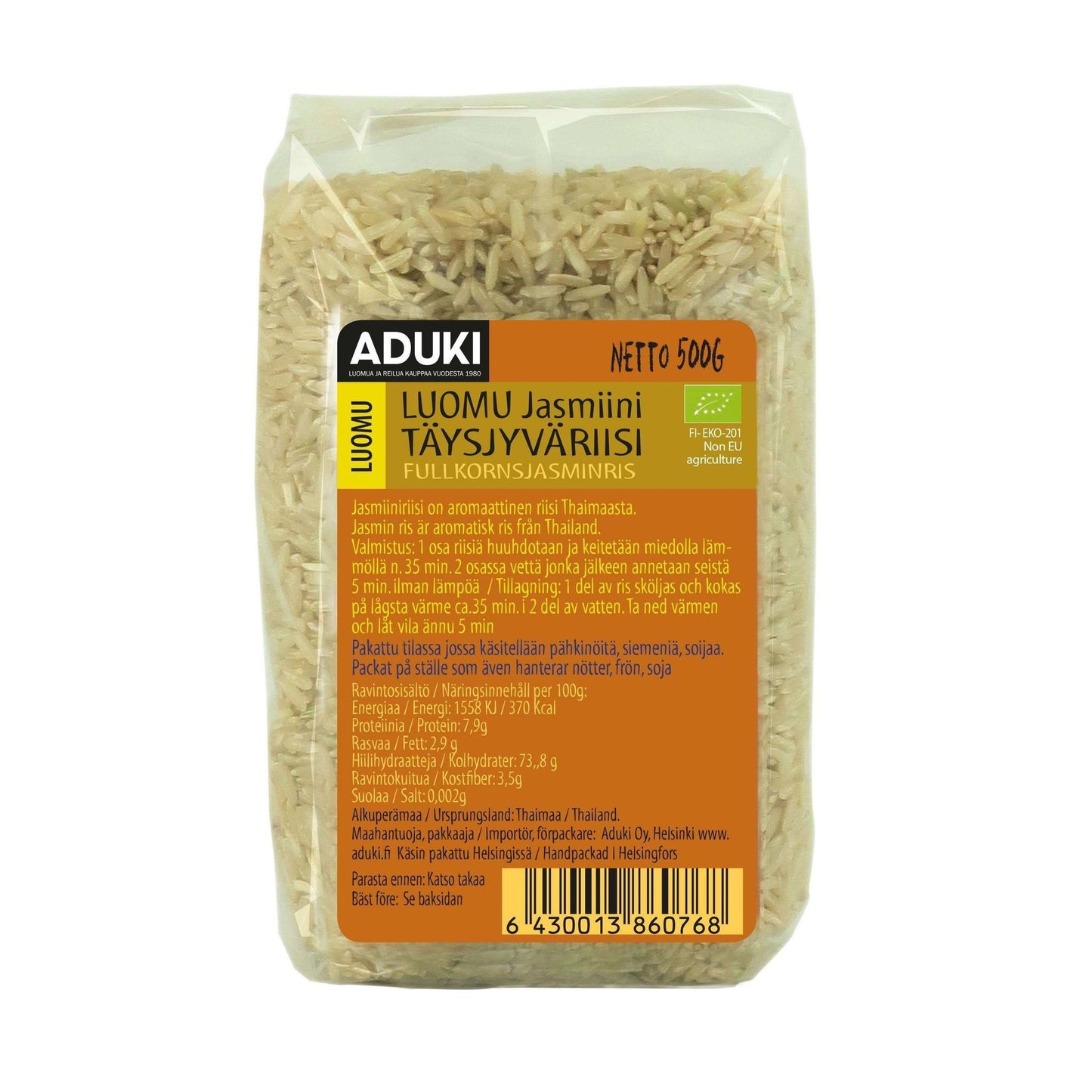 Aduki Luomu Täysjyvä Jasmiiniriisi, 500 g; kirkas muovipakkaus suomen- ja ruotsinkielisin merkinnöin; suorakulmainen, kiiltäväpintainen pakkaus, jossa näkyy beigenruskeita riisinjyviä; groteskityyppiä etiketissä; ei ihmisiä tai käsiä; vaalea tausta.