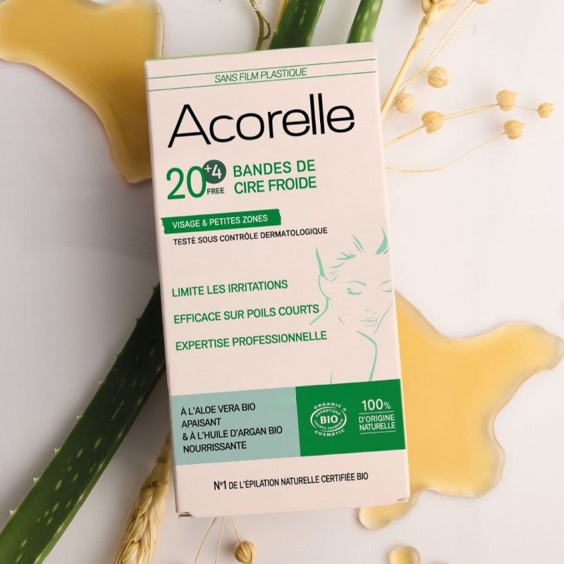 Acorelle Karvanpoistoliuskat Kasvoille: kylmävahaliuskapakkaus valkoisella alustalla yhdessä aloe vera -lehtien ja keltaisen kukan kanssa, korostaen tuotteen luonnollisia ainesosia ja aloe veran rauhoittavia ominaisuuksia; suorakulmainen pakkaus on pääosin valkoinen ja vaaleanvihreä, mattapintainen; etuosassa lihavoitu moderni groteskikirjasin "Acorelle"; ei ihmisiä tai käsiä näkyvissä.