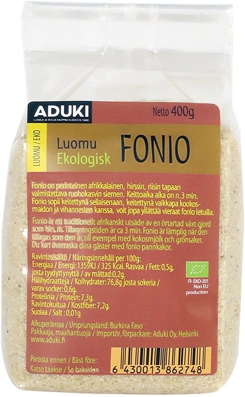 Aduki Luomu Fonio; kirkas muovipakkaus Aduki-luomufoniojyviä pystyasennossa; etiketissä suomenkielistä tekstiä mustana ja vihreänä valkoisella pohjalla, mattapinnalla; ravintoarvotietoja ja viivakoodi etiketin alaosassa; tikkukirjasinta käytetty; ei ihmisiä tai rekvisiittaa näkyvissä, kuva tasaisella taustalla; fonio esitetään luomuna ja ravitsevana valintana.