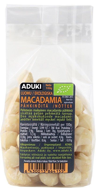 Aduki Luomu Macadamiapähkinä; kirkas muovipussi Aduki-merkkisiä luomu-macadamiapähkinöitä monikielisin etiketein suomeksi, ruotsiksi ja muilla kielillä; suorakaiteen muotoinen pakkaus mattapinnalla; etiketissä lihavoitua groteskifonttia brändille ja tuotenimelle; alaosassa viivakoodi; tausta valkoinen; ei ihmisiä tai esineitä kuvassa; ainesosat ja sertifiointikuvakkeet näkyvissä etuosassa.