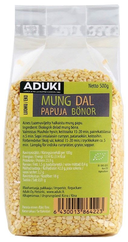 Aduki Luomu Mung dal; kirkas muovipussi Aduki-merkkistä vihreää mung dalia (halkaistuja mungpapuja) vihreällä ja keltaisella etiketillä, jossa ainesosat ja ravintoarvotiedot suomeksi ja ruotsiksi; nettopaino 500 g; pussi suorakaiteen muotoinen ja läpinäkyvä, papuja näkyvissä sisällä, kiiltäväpintainen, etusivulla teksti lihavoidulla tikkukirjasimella; kuva näyttää vain tuotteen tasaisella taustalla.