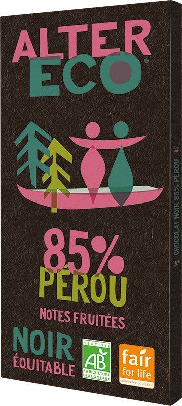 Alter Eco Luomu Tummasuklaa 85 %; suklaalevy tekstillä "Alter Eco 85% Pérou Noir Équitable", värikkäitä pelkistettyjä puu- ja hahmokuvituksia sekä luomu- ja reilun kaupan sertifiointilogot alaosassa; pakkaus suorakulmainen mattapintainen kääre tummanruskeana, keskellä tyyliteltyjä kuvituksia; lihavoitu sans-serif-typografia valkoisena ja keltaisena; tasaisesti valaistu studiokuva, ei ihmisiä.