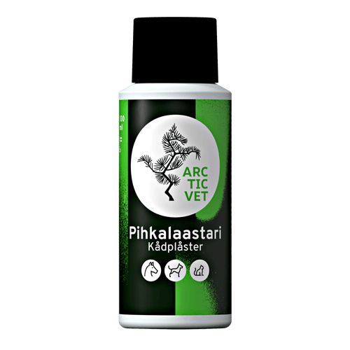 ArcticVet Pihkalaastari; lieriön muotoinen pullo tekstillä "Arctic Vet Pihkalaastari Kädeplåster", musta-vihreä väritys mattapinnalla; keskellä mäntypuulogo ja kolme eläinkuvaketta koiralle, hevoselle ja kissalle; yksinkertainen valkoinen groteskiteksti; valkoinen tausta, ei käsiä tai muita esineitä.