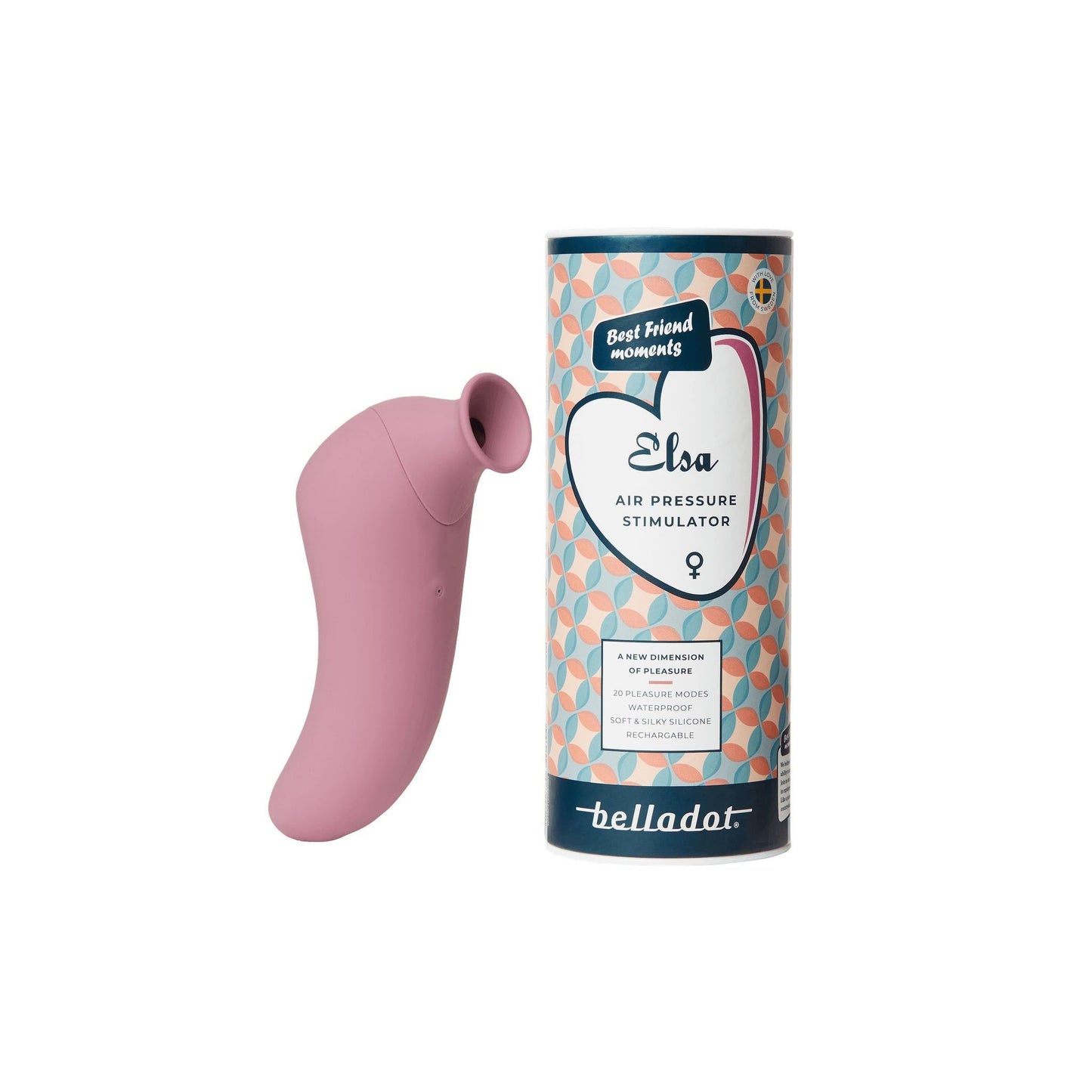 Belladot Elsa Klitoriskiihotin; vaaleanpunainen ilmapainestimulaattori pakkauksensa vieressä tekstillä "Elsa Air Pressure Stimulator by Belladot", kuvioidulla pakkauksella ja tuotetiedoin; stimulaattori mattapintainen, sileä ja kaareva ilman näkyviä painikkeita; pakkaus vaaleasävyinen geometrisin kuvioin ja yksinkertaisin groteskitekstein; valkoinen tausta, ei ihmisiä tai käsiä, suora edestäpäin otettu kuva.