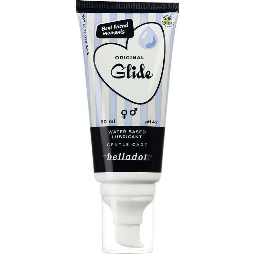 Belladot Vesipohjainen Liukuvoide Original; tuubi Belladot Original Glide -vesipohjaiselle liukuvoiteelle sydänkuvioin, sinis-valkoisin raidoin ja helppokäyttöisellä pumppuannostelijalla; tuubi muovia mattapintaisena, lieriön muotoinen; etiketin fontti lihavoitu groteski; luettavissa brändinimi ja tuoteslogan; tuote kuvattu erillään neutraalilla taustalla studiokuvassa.