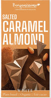 Benjamissimo Salted Caramel Almond -valkosuklaalevy, pakkauksessa suklaapaloja ja manteleita