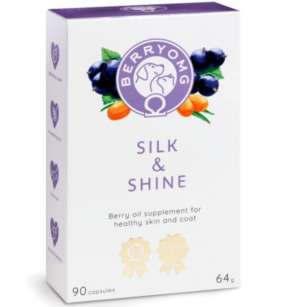 Berry OMG Silk & Shine; suorakulmainen, kiiltäväpintainen ja pääosin valkoinen pakkaus värikkäin marja- ja lehtikuvin; lihavoitu groteskiteksti kertoo terveestä ihosta ja turkista; sisältää 90 kapselia, 64 g; tausta tasaisesti valaistu ja neutraali.