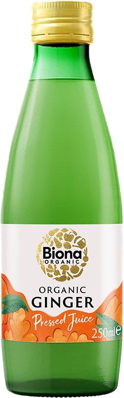 Biona Luomu Inkiväärimehu; vihreä lasipullo kultaisella korkilla, tekstinä Biona Organic Ginger Pressed Juice 250ml, eloisia oranssin sävyisiä inkiväärikuvituksia valkoisella etiketillä, valmistettu luomuraaka-aineista; sylinterin muotoinen pullo kiiltopinnalla pystyasennossa; painettu etiketti lihavoidulla mustalla groteskitekstillä; tuote kuvattu valkoista taustaa vasten, ei ihmisiä tai rekvisiittaa.