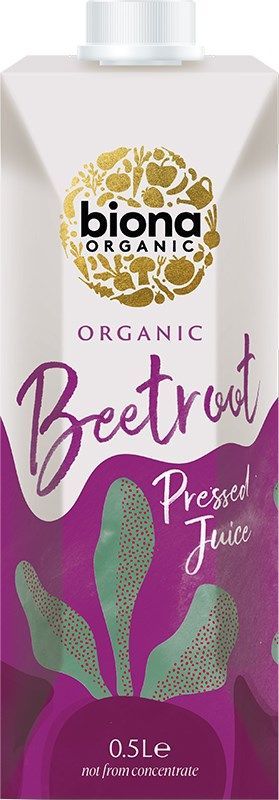 Biona Luomu Punajuurimehu; 0,5 litran tölkkipakkaus Biona Organic Beetroot Pressed Juice -mehua, elävän violetti punajuurikuvitus ja kultainen logo, merkitty tiivisteestä valmistamattomaksi ja luomuraaka-aineista tehdyksi; pakkaus on suorakulmainen mattapinnalla, valkoinen muovinen kierrekorkki; typografiassa selkeitä groteskifontteja mustana, valkoisena ja kultaisena; tausta valkoinen, ei ihmisiä tai rekvisiittaa näkyvissä.