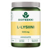 Bioteekki L-Lysiini; vihreä muovipullo mattapinnalla, lieriön muotoinen harmaalla kierrekorkilla; etiketti keltainen mustalla ja valkoisella sans-serif-tekstillä, näyttää tuotenimen "Bioteekki L-Lysiini 500 mg" sekä tiedon 60 tabletista; ei ihmisiä tai käsiä; neutraali tausta, lähikuva tuotteesta; tukee päivittäistä hyvinvointia.