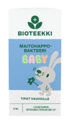 Suorakulmainen laatikko Bioteekki Maitohappobakteeri Baby -tippoja, jossa on harmaa sarjakuvapupu pitämässä kukkaa, pastellinvärinen teksti, probioottitietoja ja suomenkielisiä tuotetietoja sinisellä ja valkoisella taustalla. Laatikko on mattapintainen. Pääetiketissä käytetään pääteviivatonta fonttia pehmein värein. Pakkaus näyttää tuotteen määrän (7,5 ml). Kuvassa näkyy vain laatikko pystyssä pelkistetyssä ympäristössä; ihmisiä ei näy.