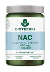 Bioteekki NAC + Seleeni; vihreä-valkoinen ravintolisäpullo tekstillä "Bioteekki NAC N-asetyyli-L-kysteiini 650 mg + Seleeni", sisältää luomuseleeniä immuniteetin ja oksidatiivisen stressin tueksi; pullo sisältää 60 tablettia; astia lieriön muotoinen muovia mattavalkoisella rungolla ja kiiltävän vihreällä korkilla; lohkomaista mustaa tekstiä ja vihreitä korostuksia etiketissä; studiotausta ilman muita esineitä.