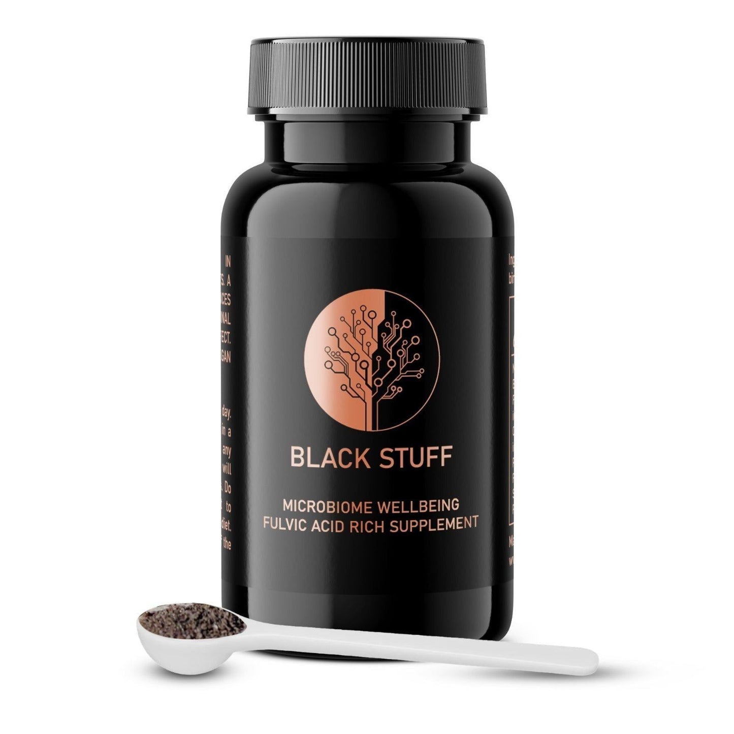 Black Stuff Havupuu-uutejauhe; musta sylinterimäinen ravintolisäpullo mattapinnalla, etiketissä teksti "Black Stuff", puukuvitus sekä teksti "Microbiome Wellbeing Fulvic Acid Rich Supplement" selkeällä groteskifontilla; pullon vieressä kiiltävä valkoinen lusikka, jossa karkeita tummia rakeita; esineet aseteltu vaalealle taustalle, ei ihmisiä eikä käsiä näkyvissä.