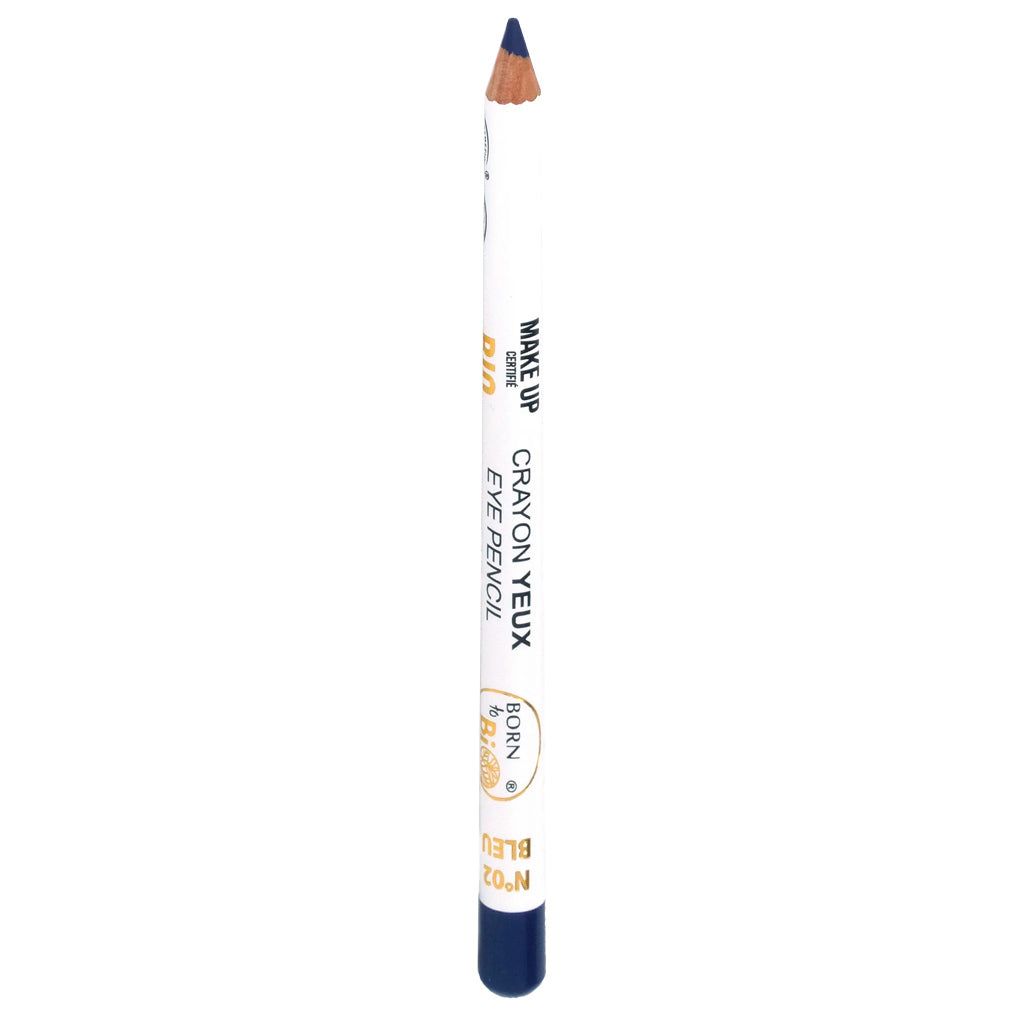 Valkoinen ja sininen silmäkynä, merkitty MAKE UP, CRAYON YEUX, EYE PENCIL ja BLU 02; kynä lieriömäinen valkoisella mattarungolla ja kiinteällä sinisellä kärjellä, joka osoittaa tuotteen värin; hopeanvärinen metallinen nauha kärjen alaosassa; typografia groteskia isoin kirjaimin vaakasuunnassa sivulla; tuote seisoo pystyssä täysin valkoisella taustalla; ei pakkausta tai muita esineitä näkyvissä kuvassa.