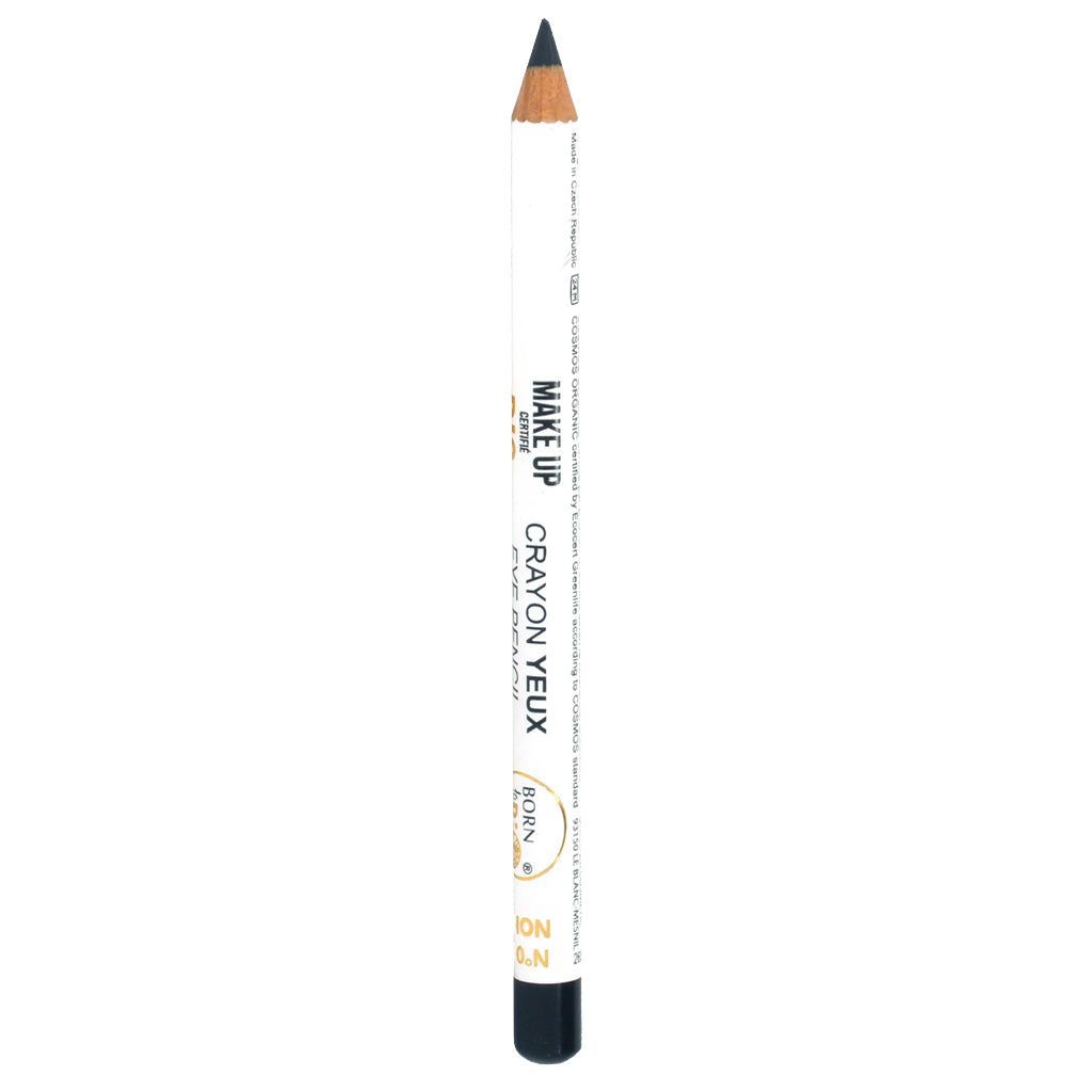 Valkoinen Born to Bio -meikkisilmäkynä mustalla kärjellä, merkitty MAKE UP ja CRAYON YEUX, seisoo pystyssä valkoisella taustalla; kynä lieriömäinen sileäpintainen mattaviimeistelyllä; musta groteskiteksti kulkee pystysuunnassa sivulla kahtena erillisenä rivinä; ei ihmisiä, käsiä tai muita esineitä kuvassa; kuva edestäpäin ja keskitetty.