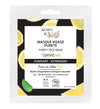 Born to Bio Purity Face Mask -pakkaus sitruunaviipalein ja minttulehdellä mustaa taustaa vasten; joustava pussipakkaus mattavalkoinen vihrein yksityiskohdin ja pyöristetyin kulmin; yksinkertainen groteskikirjasin brändinimelle ja tuotetiedoille; näkyvissä luomusertifikaattimerkinnät ja luonnollisten raaka-aineiden luettelo; ei ihmisiä tai käsiä näkyvissä kuvassa.