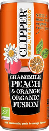 Clipper Luomu Kamomilla, Persikka & Appelsiini juoma; oranssi tölkki tekstillä "Chamomile, Peach & Orange Organic Fusion", kukka- ja hedelmäkuvituksin sekä tekstillä luonnonmukaisista ainesosista; alumiinitölkki mattapintaisena ja lieriön muotoisena, suuria valkoisia antiikvakirjaimia brändinimessä yläosassa; pienempi groteskiteksti maku- ja sertifiointitiedoissa; neutraali tausta tasaisessa valaistuksessa, ei ihmisiä tai esineitä.
