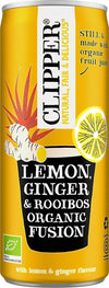 Clipper Luomu Sitruuna, Inkivääri & Rooibos juoma; tölkki tekstillä "Lemon, Ginger & Rooibos Organic Fusion"; lieriön muotoinen ja mattapintainen keltainen tölkki, painettuja kuvituksia inkiväärinpaloista, sitruunaviipaleista ja vihreistä lehdistä; tuotetietoja ja ekomerkintöjä monin värein; lihavoitu groteskiteksti pääosassa; neutraali tausta, ei ihmisiä tai käsiä.