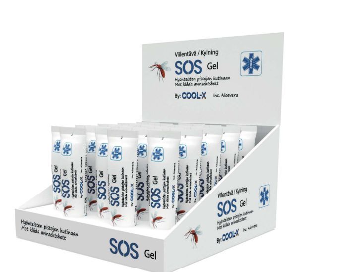 Cool-X SOS Aloe Gel; esittelylaatikko useine SOS Gel -tuubeine hyönteisenpuremien rauhoittamiseen ja kutinan lievittämiseen; tuubit ja laatikko pääosin valkoisia ja sinisiä mattapinnalla; pakkauksessa sininen lääketieteellinen risti-symboli, hyttyskuvitus sekä kaksikielinen suomi-englanti-teksti groteskifontilla; kaikki esineet yhtenäisen sylinterimäisiä; ei ihmisiä eikä käsiä näkyvissä; laatikko yksinkertaisella pinnalla koristelematonta taustaa vasten.