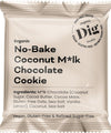 Dig Luomu Kookossuklaakeksi; beige, mattapintainen suorakulmainen pussi, merkitty ”Dig Organic No-Bake Coconut M*lk Chocolate Cookie”; etupuolella lihavaa groteski- ja kaunokirjoitusfonttia, jossa vegaani-, gluteenitonta ja puhdistetusta sokerista vapaata koostumusta koskevat väitteet ja luomu-ainesosaluettelo; ei ihmisiä tai käsiä näkyvissä; tausta vaalea, koko pussi näkyvissä kuvassa.