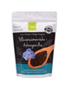 Elixi Pellavansiemenrouhe Ashwagandha; 300 g:n uudelleensuljettava pussi Elixi-merkkiselle pellavansiemenrouheelle ashwagandhalla, suomenkielinen etikointi; pakkauksessa valokuvamainen sininen kukka ja puinen lusikka sisältöä pitelemässä; mattapintainen pinta selkeällä groteskityyppografialla etiketissä; ei ihmisiä tai käsiä, neutraali tausta, tuote kuvattu suoraan edestä.