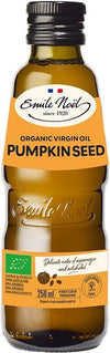 Emile Noël Luomu Kurpitsansiemenöljy, 250 ml pullo ruskeaa lasia oranssilla etiketillä, joka korostaa luomulaatua ja turvallista korkkia; pullo sylinterimäinen, pinta sileä ja kiiltävä; oranssi paperietiketti kietoutuu pullon etuosaan brändinimellä antiikvafontilla; ei ihmisiä eikä toimintaa näkyvissä, tausta vaalea ja yksinkertainen.