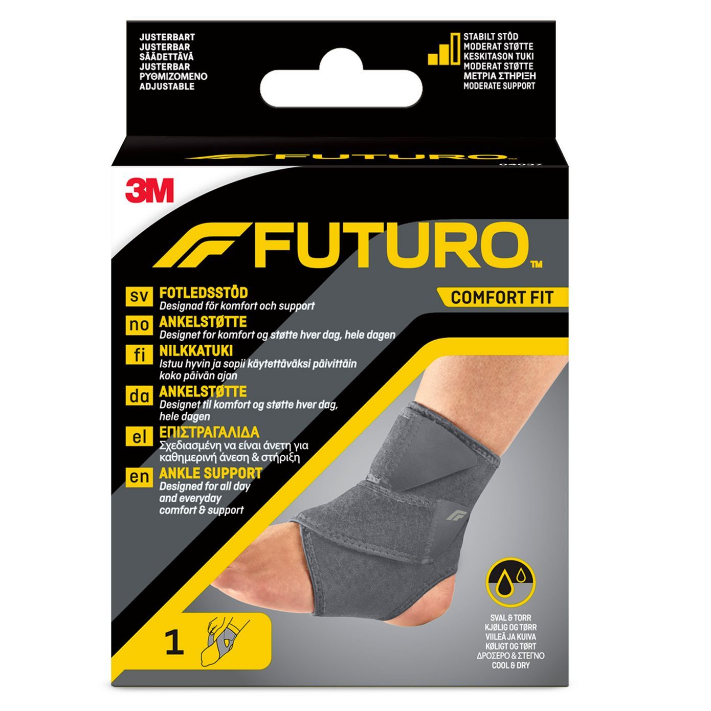 FUTURO Comfort Fit Säädettävä Nilkkatuki: musta FUTURO-nilkkatuki jalassa, näyttää kangasmateriaalilta mattapinnalla ja ergonomisesti muotoillulta, peittäen alanilkan ja osan jalkaa; tuote on pakattu suorakulmaiseen keltaiseen kartonkirasiaan, jossa luettavaa tekstiä useilla kielillä sekä 3M-logo; asetelma on yksinkertainen, ei ihmisiä tai käsiä näkyvissä mallin jalkaa lukuun ottamatta, kuva vaikuttaa otetun studiovalaistuksessa neutraalia taustaa vasten.