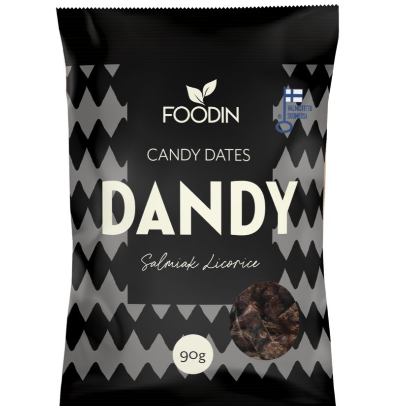 Foodin Dandy Candy Dates Salmiak Liquorice; musta-valkoinen pussi tekstillä ”FOODIN Candy Dates Dandy Salmiak Licorice, 90g”, pieni ikkuna näyttää tummia makeispaloja ja Suomen lipun kuvake oikeassa yläkulmassa, herkullinen salmiakinmaku; mattapintainen muovipakkaus, keskitetty tuotenimi lihavoidulla groteskilla, niukkaa kuvitusta; kuva tasaisella valkoisella taustalla erillisenä tuotteena; ei ihmisiä tai käsiä näkyvissä.