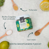 Foodin Green Superfood Fresh Lemon-Lime; purkki sitruunoiden, limen, puulusikoiden ja valkoisen jauheen ympäröimänä; musta mattapintainen kierrekorkki, etiketissä selkeä groteskiteksti ja vihreitä korostuksia; nuolet osoittavat ainesosia kuten yerba mate, lion's mane ja Bacillus Coagulans bc30 -probiootti; teksti "BOOSTIA SEKOITUKSEEN TUOVAT"; valkoinen tausta, kuvattu ylhäältä, ei ihmisiä tai käsiä.