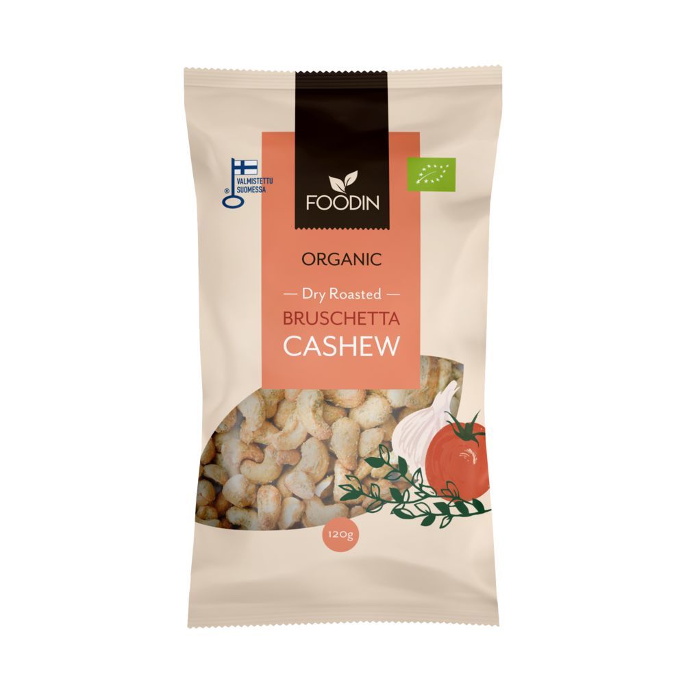 Foodin Luomu Bruschetta Cashew; beige pussi Foodin Organic Dry Roasted Bruschetta Cashew -pähkinöille, 120 g; mattapintainen suorakulmainen pussi uudelleensuljettavalla yläosalla; etusivun grafiikka näyttää cashewpähkinöitä ja punaisen tomaattikuvituksen; luomusertifiointikuvakkeet tuotenimen alla lihavoidulla groteskifontilla; ei ihmisiä tai käsiä, tuote neutraalilla taustalla.