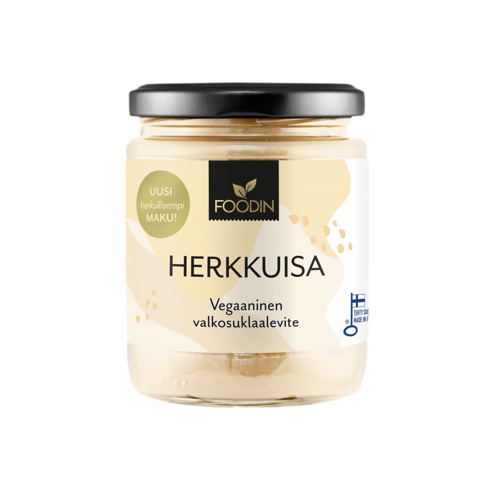 Foodin Herkkuisa Valkosuklaalevite; lasipurkki Foodin Herkkuisa -vegaaniselle valkosuklaalevitteelle mustalla muovisella kierrekannella ja kiiltäväpintaisella läpinäkyvällä rungolla, sisällä sileää vaaleanbeigeä levitettä; suorakulmainen painettu etiketti suomenkielisellä groteskitekstillä kiinnitettynä etusivulle; tuote pystyssä valkoisella taustalla, ei ihmisiä tai toimintaa.