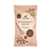Foodin Luomu Raakasuklaarouhe Dreamy; vaaleanpunainen 100 g:n pakkaus tekstillä "FOODIN Dreamy Raakasuklaarouhe", 44 % kaakaota; mattapintainen pussi suorakulmainen suljetulla yläosalla, edestä kuvattu; suunnittelussa yksinkertainen viivapiirrosvispilä ja pieniä kuvitettuja suklaanpaloja alaosan lähellä; etikettiteksti lihavoituna versaaliksi sans-serif-fontilla, lisätekstiä pienemmällä kirjasimella alla; vaalea tausta, ei ihmisiä näkyvissä.