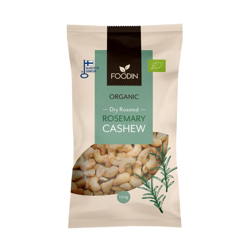 Foodin Luomu Rosmariini Cashew; beige pussi Foodinin luomuluomu-paahdetuille rosmariinicashewpähkinöille, 120 g; mattapintainen ja pystyssä suorakulmainen pakkaus; etusivulla kuvia kokonaisista cashewpähkinöistä ja rosmariinioksasta; minimalistinen groteskityyppografia tuotenimessä ja painossa; sertifiointi- ja luomulogot alaosassa; neutraali tausta, ei ihmisiä.