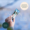Foodin NUTI Luomu Pähkinäpatukka Protein, Dark Chocolate & Sea Salt -patukka kädessä; mattapintainen pakkaus, jonka etiketissä lukee korkea kuitupitoisuus, 9 g kasviproteiinia, yli 50 % pähkinöitä sekä ei lisättyä sokeria tai säilöntäaineita; suorakaiteen muotoinen patukka; selkeä, lihavoitu groteskikirjasin; tausta sumennettu, näkyvissä sininen taivas.