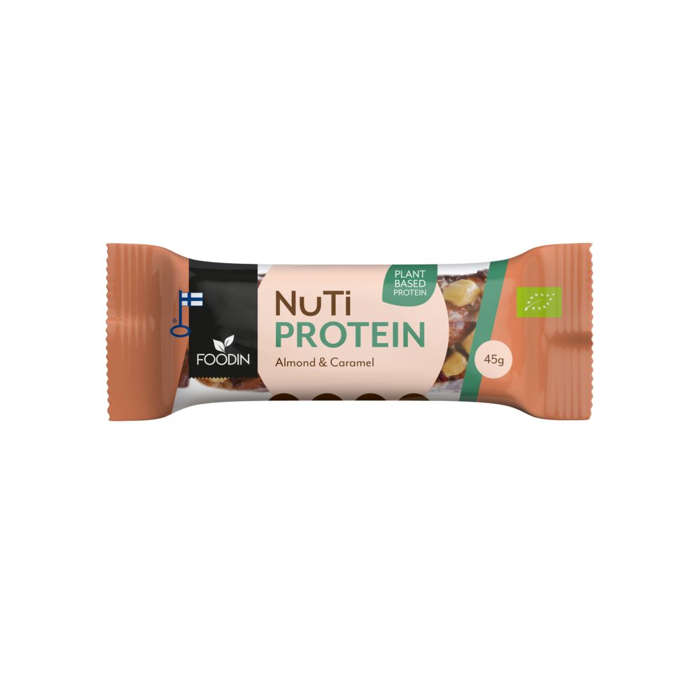 Foodin NUTI Luomu Pähkinäpatukka Protein, Almond & Caramel, käärittynä pakattu NuTi-proteiinipatukka manteli-karamellimaussa, osittain näkyvä pähkinäkuvitus; pakkaus suorakulmainen, pääosin ruskea ja beige mattapinnalla; yksinkertainen groteskityyppografia näyttää tuotenimen, maun, kasvipohjaisen proteiiniväittämän ja 45 g painon; kuvakkeet osoittavat vegaanisuuden, suomalaisen alkuperän ja luomusertifikaatin; ei ihmisiä eikä taustaesineitä näkyvissä; eristetty tuotekuva.