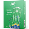 Hart-Sport Magnesium + B6 Poretabletti Sitruuna; vihreä rasia Hart-Sport Magnesium + B6 Lemon -tuotetta, kolme poretablettitupua vesiroiskeineen; pakkaus korostaa 60 tablettia, magnesiumia ja B6-vitamiinia, rasian paino 240 g; rasia suorakaiteen muotoinen mattapinnalla ja lihavoitua valkoista groteskitekstiä etusivulla; tuubit sisällä lieriömäisiä selkein etiketein; valkoinen tausta, ei ihmisiä tai käsiä.