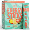 Heey! Energy Sticks Caffeine + Guarana, maku Tropical; pakkaus HEEY! Energy Sticks -energiajauhepusseja, maku trooppinen, yksi pussi esillä; pakkaus kirkkaan keltainen, oranssi ja vihreä väritys, etuosassa ananas- ja sitruskuvia; pinta kiiltävä; luettavassa etiketissä kofeiini, vitamiinit, ginseng, guarana, ei lisättyä sokeria; suorakaiteen muotoinen pakkaus ja kapea pussimuoto; lihavoitu groteskifontti; vaalea tausta, ei ihmisiä tai käsiä.