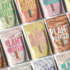Heey! Plant Protein, maku Vanilla-Pear; useita värikkäitä kasviproteiinijauhepusseja aseteltuna ruudukkoon; pakkaukset mattapintaisia eri yhtenäisin tai liukuvärein, enimmäkseen vaaleanpunaisia ja keltaisia; pussit suorakaiteen muotoisia pyöristetyin yläosin ja uudelleensuljettavin sulkimin; suuri groteskiteksti PLANT PROTEIN; pienempi teksti ilmaisee makuja kuten vanilja-ruusu ja mansikka; ainesosaluettelot ja yksinkertaiset viivapiirrosshaket kussakin pussissa