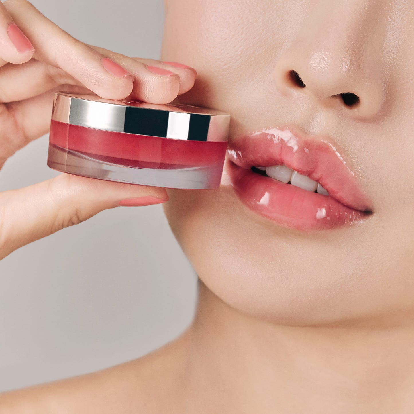 Hwarang Omija Glow Lip Mask lifestyle kuva naisen kasvojen edessä