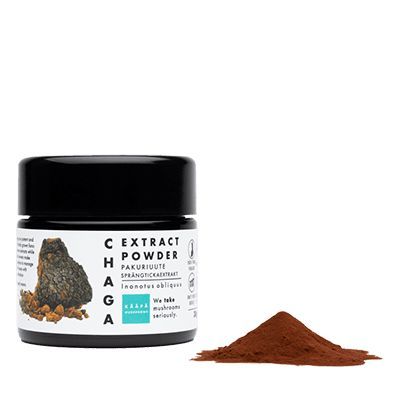 KÄÄPÄ Mushrooms luomu pakurijauhe; purkki tekstillä "Chaga Extract Powder" pienen ruskean jauhekasan vieressä; mattapintaisessa etiketissä kuvitus pakurikäävästä ja mainintoja adaptogeenisistä ominaisuuksista; valkoinen tausta.