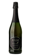 Kaino Luomu Kuusenkerkkä Kuohujuoma, tummanvihreä pullo mustalla foliokorkilla ja mustalla etiketillä, teksti "Kaino Drinks and Spruce Sprout Sparkling Drink Organic 0.0%"; pullo klassinen sylinterimäinen muoto kiiltäväpinnalla; mustassa etiketissä valkoista ja vihreää tekstiä yksinkertaisin, modernein fontein; ei ihmisiä eikä käsiä näkyvissä, tausta valkoinen.