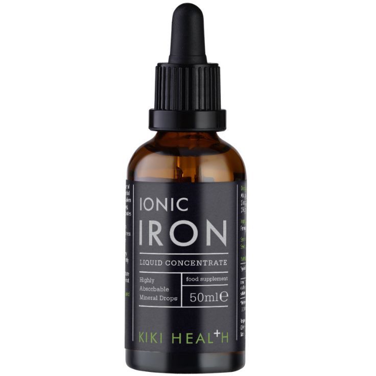 Kiki Health Ionisoitu Rauta; ruskea lasipullo mustalla tippakorkilla, lieriömäinen muoto, tekstillä ”Ionic Iron Liquid Concentrate by Kiki Health”; etiketissä selkeää tikkukirjasinta mustalla taustalla valkoisin ja vihrein kirjaimin; pullo merkitty 50 ml; ei ihmisiä tai käsiä näkyvissä; tausta neutraali ja tasainen; pullo tarjoaa erittäin hyvin imeytyvän ionisen rautaravintolisän.