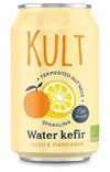 Kult Luomu Vesikefiirijuoma Yuzu & Mandariini, keltainen tölkki, kuvituksena appelsiini ja sitruuna, teksti korostaa vähäsokerisuutta, fermentoitua hyvyyttä ja kuohuvia probiootteja; sylinterimäinen metallitölkki mattapinnalla; pääteksti lihavoidulla groteskifontilla, makua ja terveysväittämiä korostaa aksenttifontti; studiotausta yksinkertainen, ei ihmisiä eikä toimintaa näkyvissä, tuotekuva suoraan edestä koko etiketti näkyvissä.